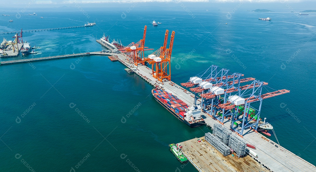 Contêiner de carga Navio para Bridge Cargo Shipyard Navio de contêiner sob o guindaste Marítimo serviço de logística e transporte. Porto aduaneiro de embarque internacional para comércio de importação e exportação.