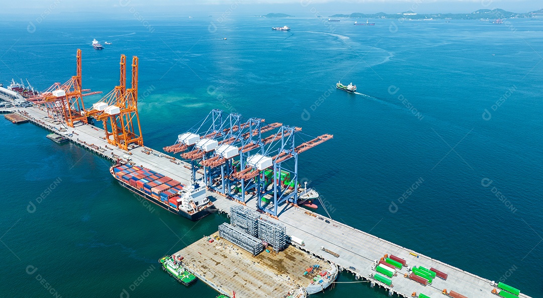 Contêiner de carga Navio para Bridge Cargo Shipyard Navio de contêiner sob o guindaste Marítimo serviço de logística e transporte. Porto aduaneiro de embarque internacional para comércio de importação e exportação.