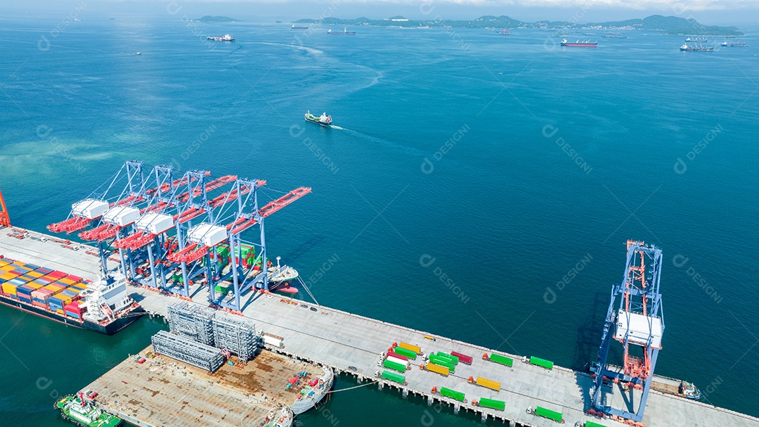 Contêiner de carga Navio para Bridge Cargo Shipyard Navio de contêiner sob o guindaste Marítimo serviço de logística e transporte. Porto aduaneiro de embarque internacional para comércio de importação e exportação.