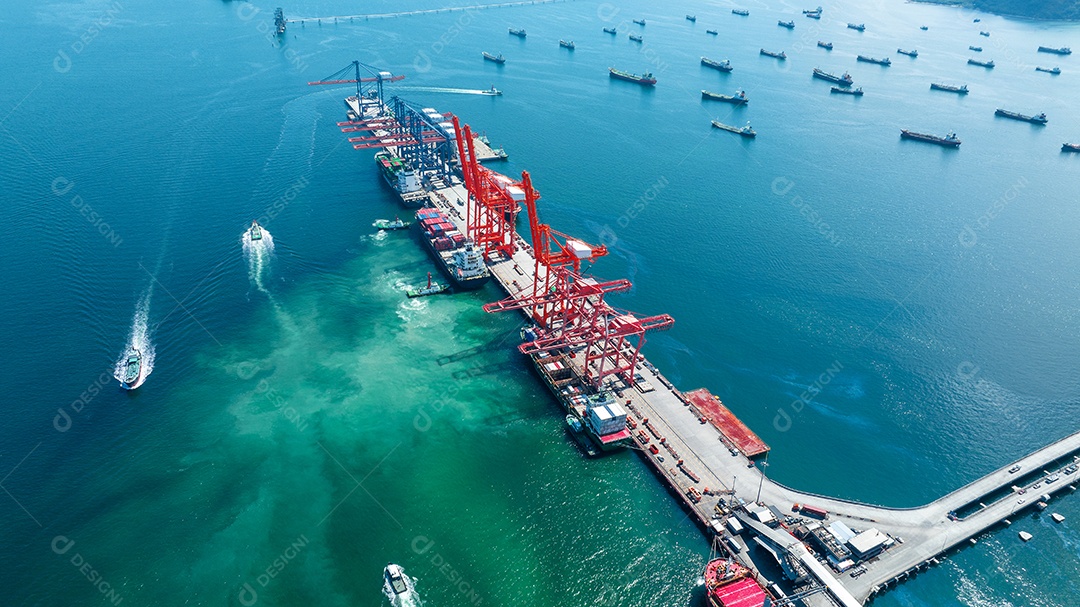 Contêiner de carga Navio para Bridge Cargo Shipyard Navio de contêiner sob o guindaste Marítimo serviço de logística e transporte. Porto aduaneiro de embarque internacional para comércio de importação e exportação.