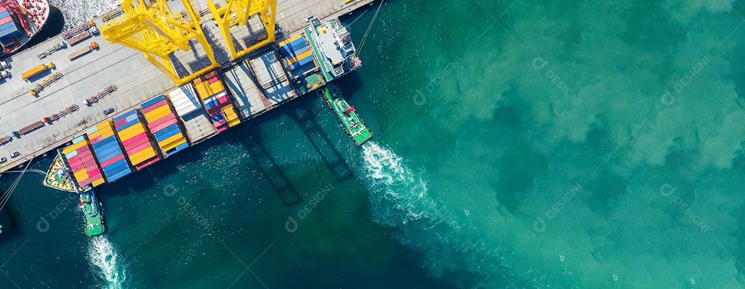 Contêiner de carga Navio para Bridge Cargo Shipyard Navio de contêiner sob o guindaste Marítimo serviço de logística e transporte. Porto aduaneiro de embarque internacional para comércio de importação e exportação.