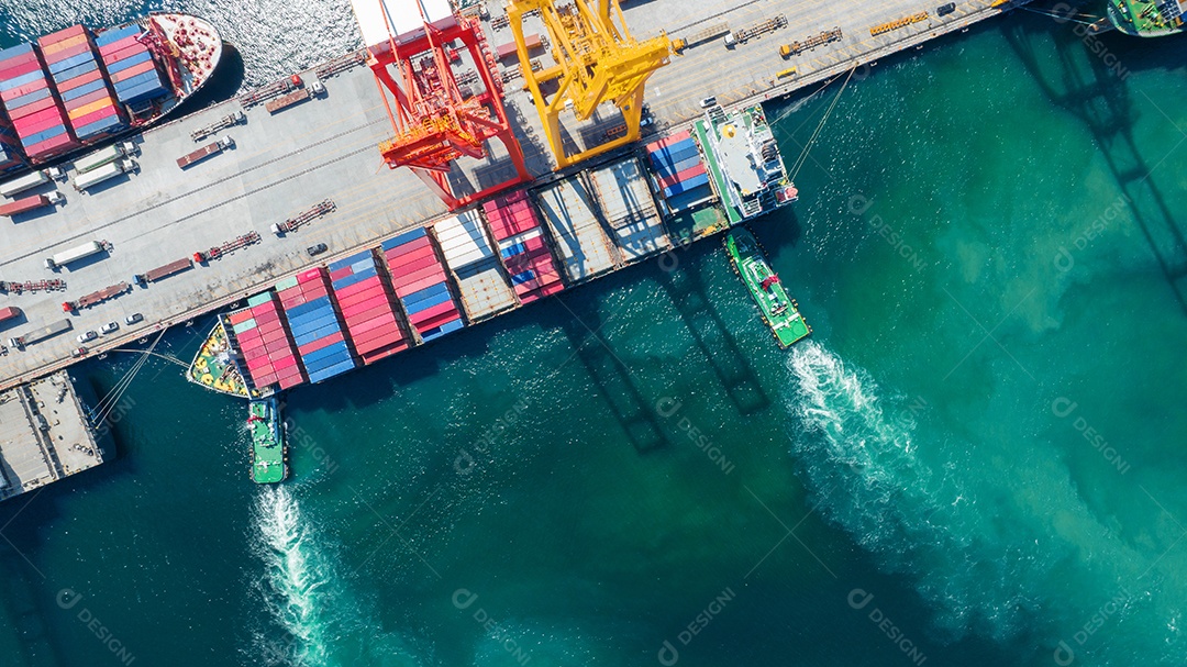 Contêiner de carga Navio para Bridge Cargo Shipyard Navio de contêiner sob o guindaste Marítimo serviço de logística e transporte. Porto aduaneiro de embarque internacional para comércio de importação e exportação.