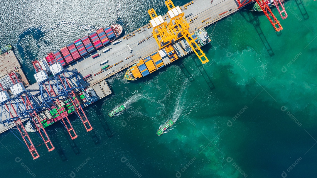 Contêiner de carga Navio para Bridge Cargo Shipyard Navio de contêiner sob o guindaste Marítimo serviço de logística e transporte. Porto aduaneiro de embarque internacional para comércio de importação e exportação.