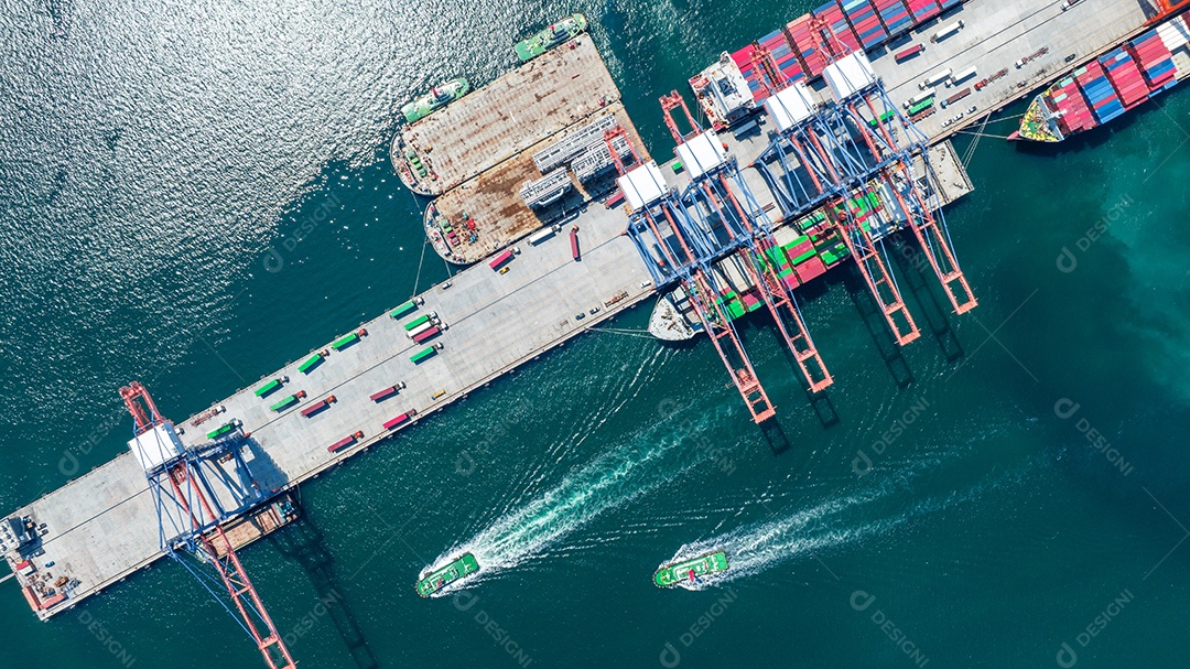 Contêiner de carga Navio para Bridge Cargo Shipyard Navio de contêiner sob o guindaste Marítimo serviço de logística e transporte. Porto aduaneiro de embarque internacional para comércio de importação e exportação.