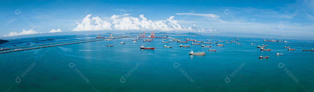 Contêiner de carga Navio para Bridge Cargo Shipyard Navio de contêiner sob o guindaste Marítimo serviço de logística e transporte. Porto aduaneiro de embarque internacional para comércio de importação e exportação.