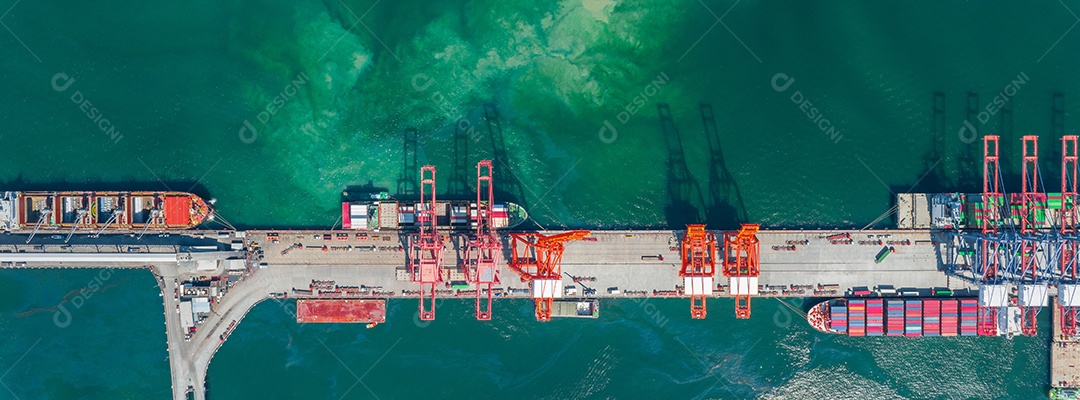 Contêiner de carga Navio para Bridge Cargo Shipyard Navio de contêiner sob o guindaste Marítimo serviço de logística e transporte. Porto aduaneiro de embarque internacional para comércio de importação e exportação.