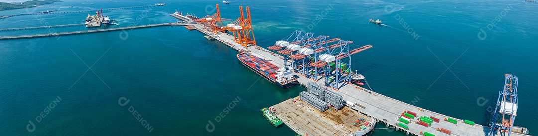 Contêiner de carga Navio para Bridge Cargo Shipyard Navio de contêiner sob o guindaste Marítimo serviço de logística e transporte. Porto aduaneiro de embarque internacional para comércio de importação e exportação.