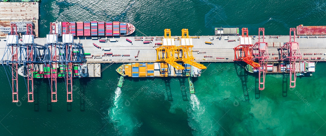 Contêiner de carga Navio para Bridge Cargo Shipyard Navio de contêiner sob o guindaste Marítimo serviço de logística e transporte. Porto aduaneiro de embarque internacional para comércio de importação e exportação.