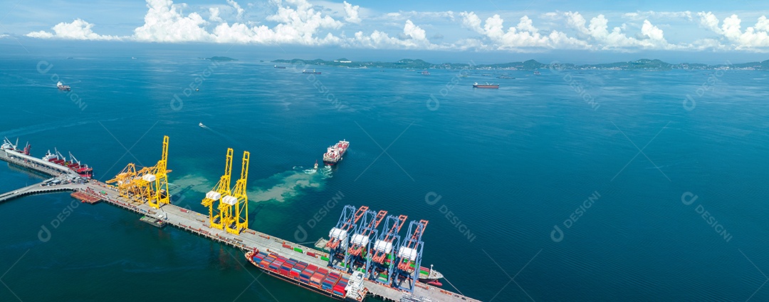 Contêiner de carga Navio para Bridge Cargo Shipyard Navio de contêiner sob o guindaste Marítimo serviço de logística e transporte. Porto aduaneiro de embarque internacional para comércio de importação e exportação.