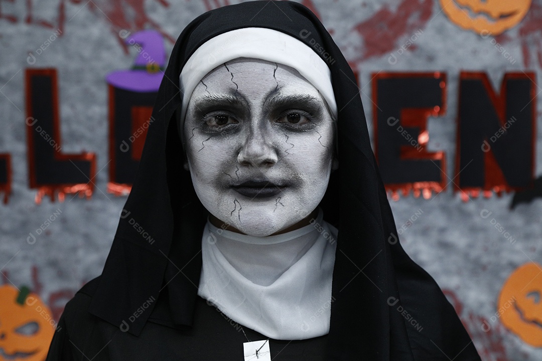 Pessoas usando fantasia de halloween