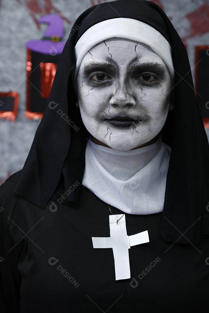 Pessoas usando fantasia de halloween