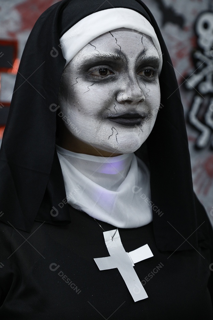 Pessoas usando fantasia de halloween