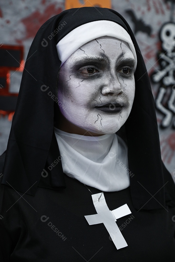 Pessoas usando fantasia de halloween