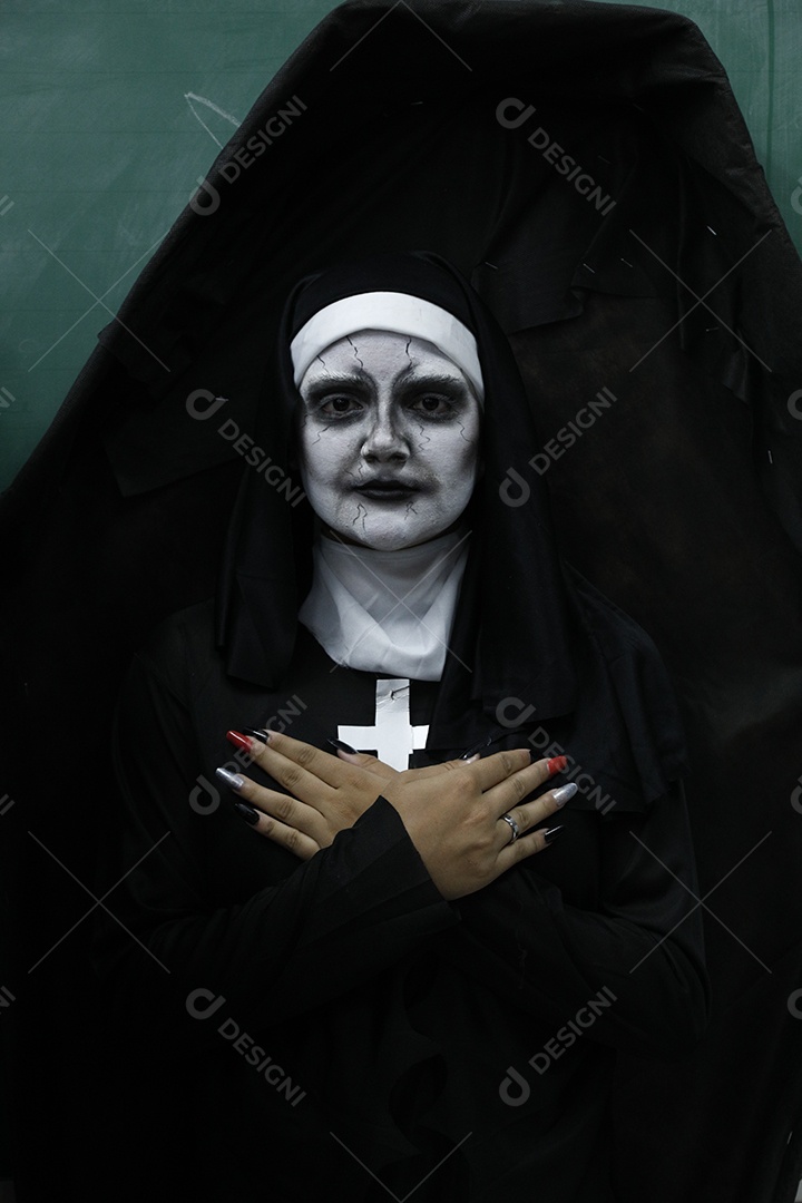 Pessoas usando fantasia de halloween