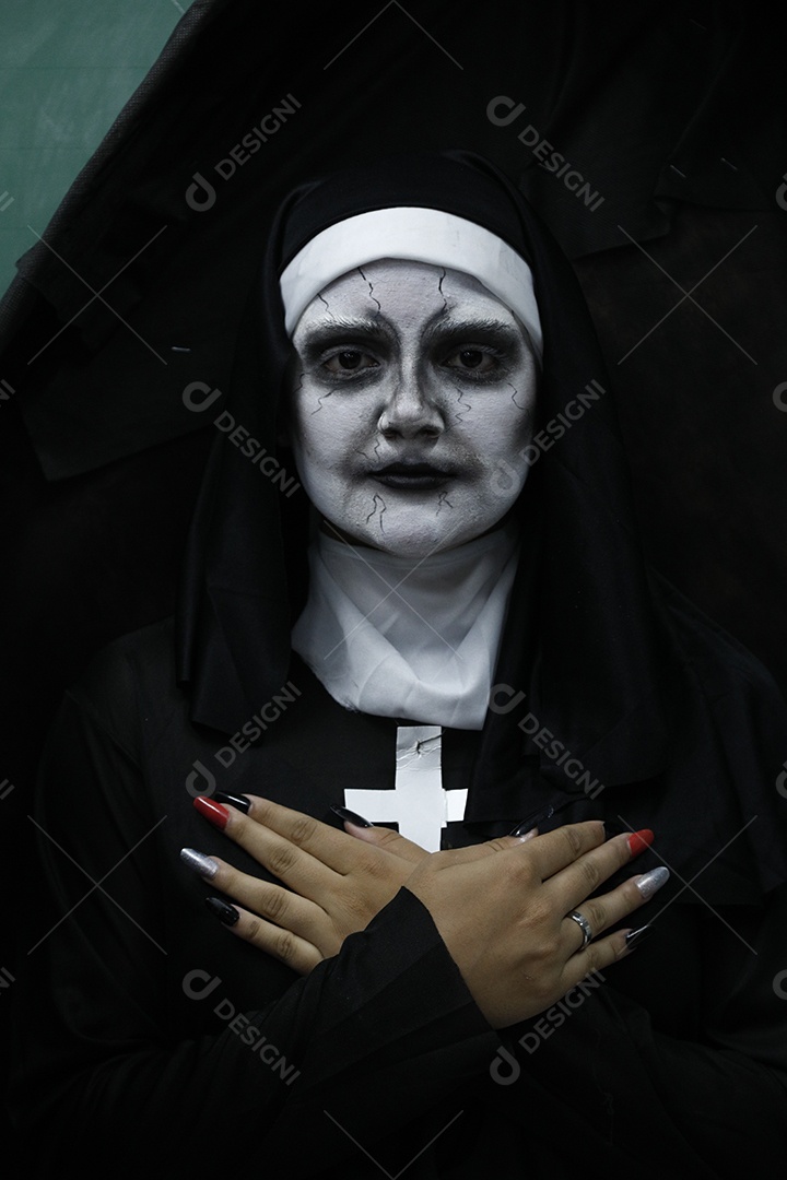 Pessoas usando fantasia de halloween