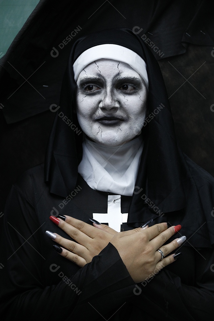 Pessoas usando fantasia de halloween