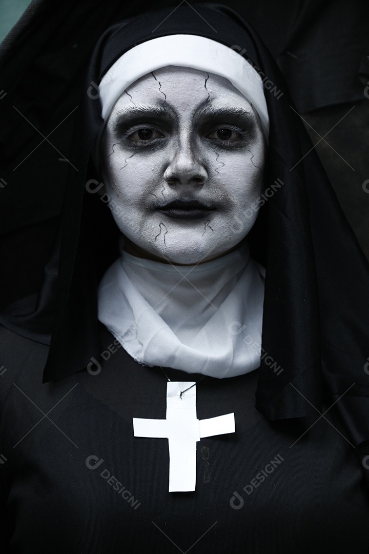 Pessoas usando fantasia de halloween