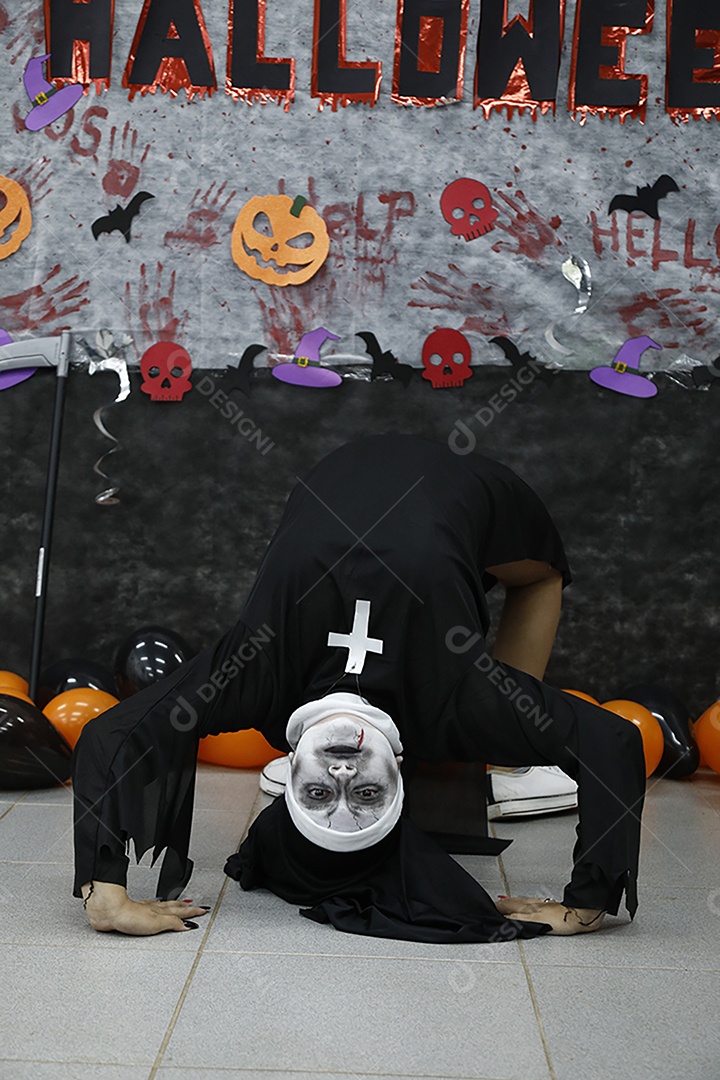 Pessoas usando fantasia de halloween