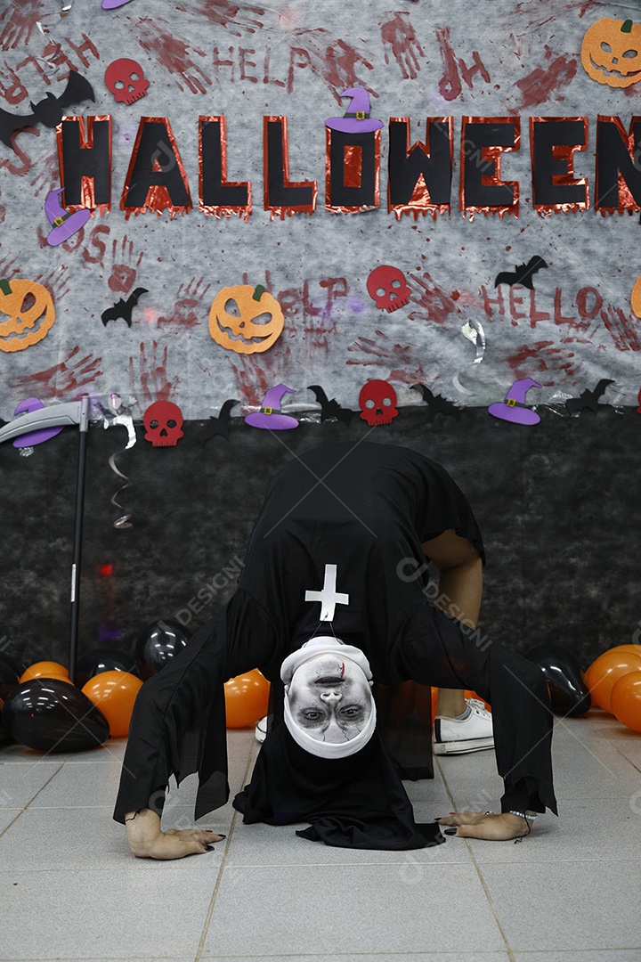 Pessoas usando fantasia de halloween