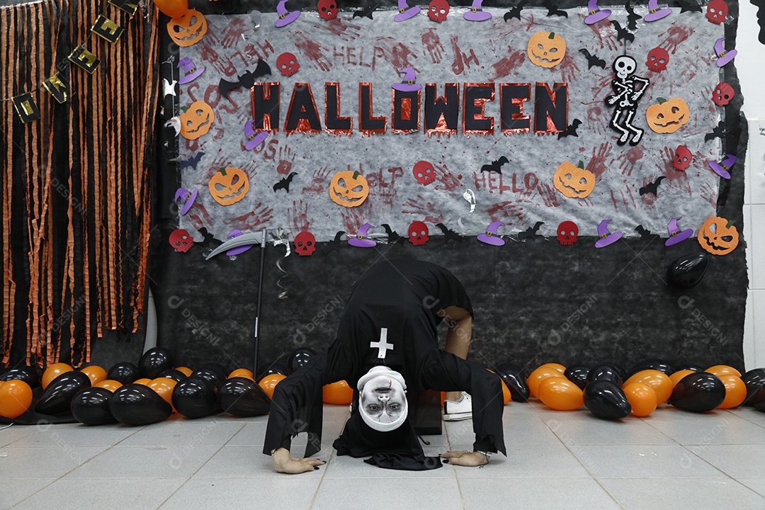 Pessoas usando fantasia de halloween