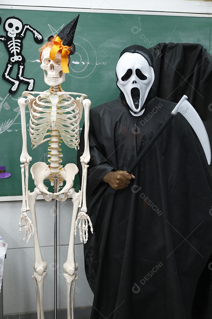 Pessoas usando fantasia de halloween