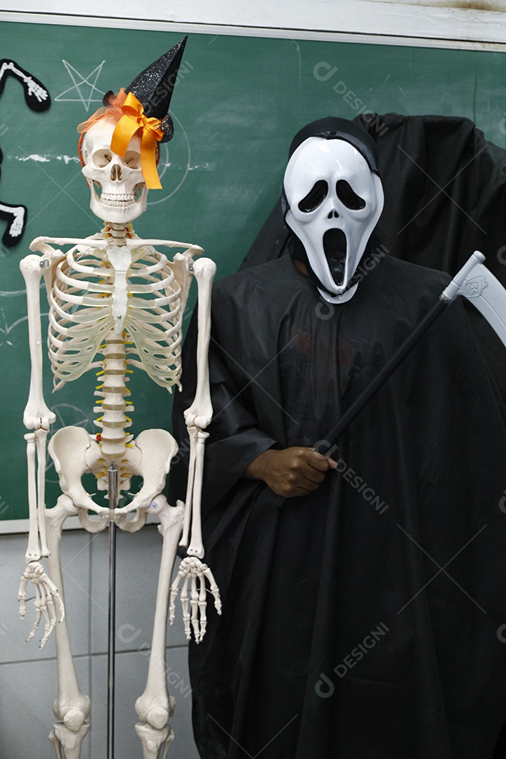 Pessoas usando fantasia de halloween