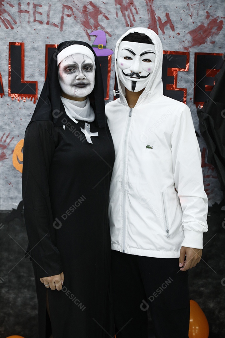 Pessoas usando fantasia de halloween