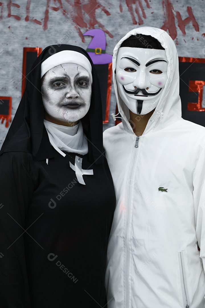 Pessoas usando fantasia de halloween