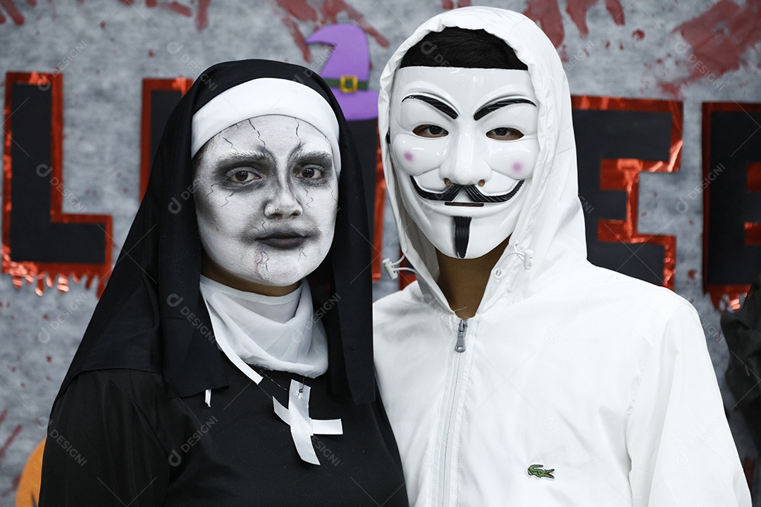 Pessoas usando fantasia de halloween