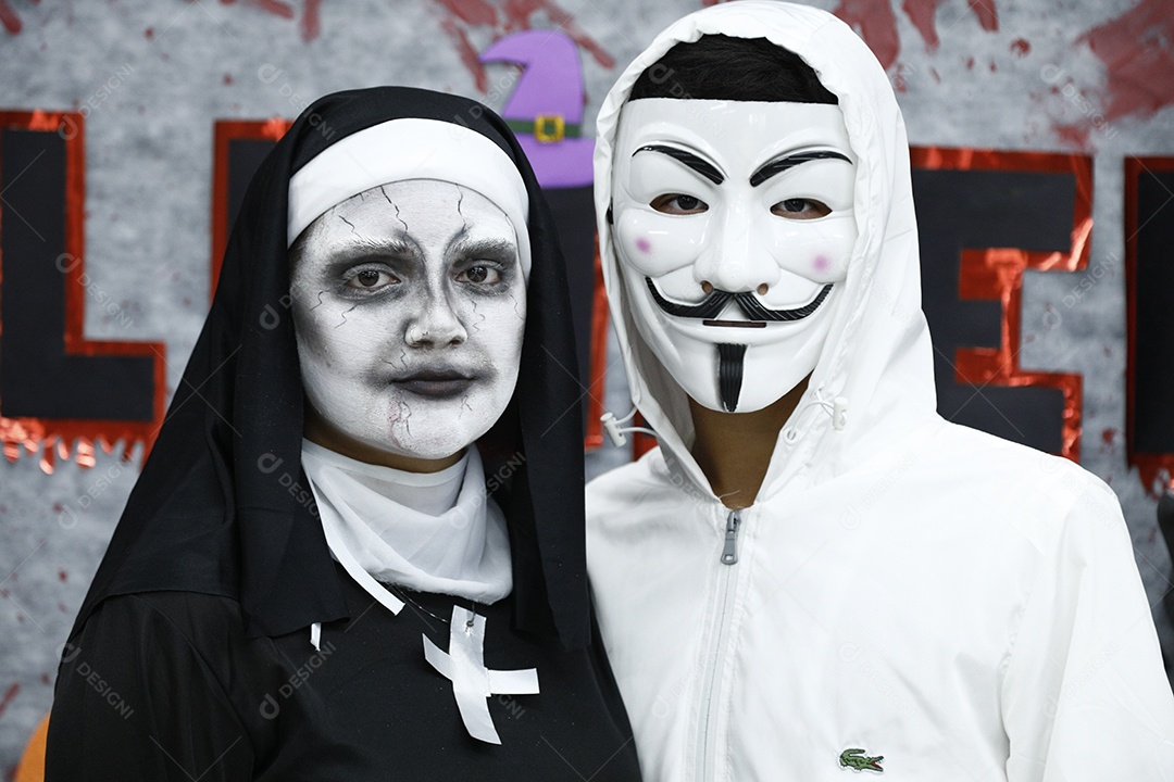 Pessoas usando fantasia de halloween