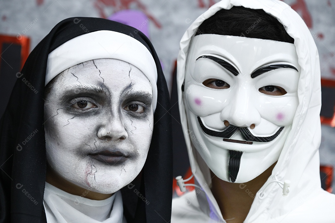 Pessoas usando fantasia de halloween