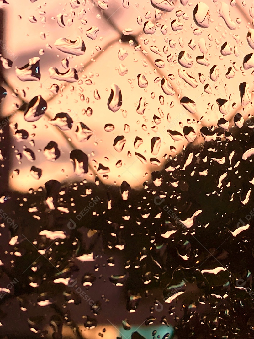 Respingos de água sobre vidro sobre fundo desfocado.