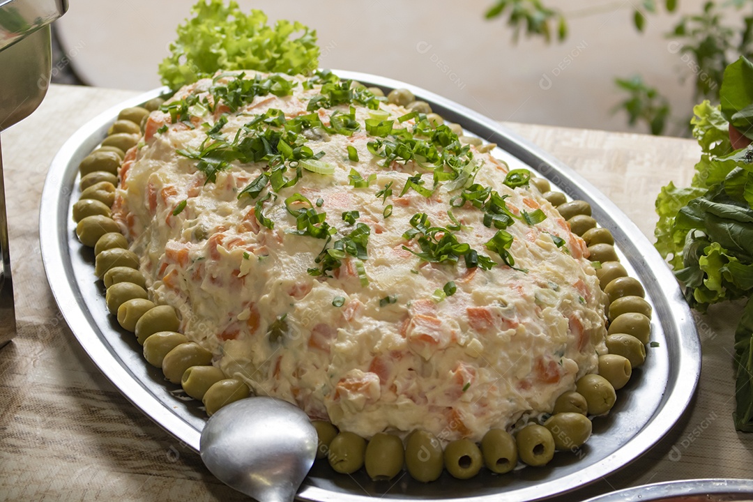 Comida sobre uma mesa de madeira