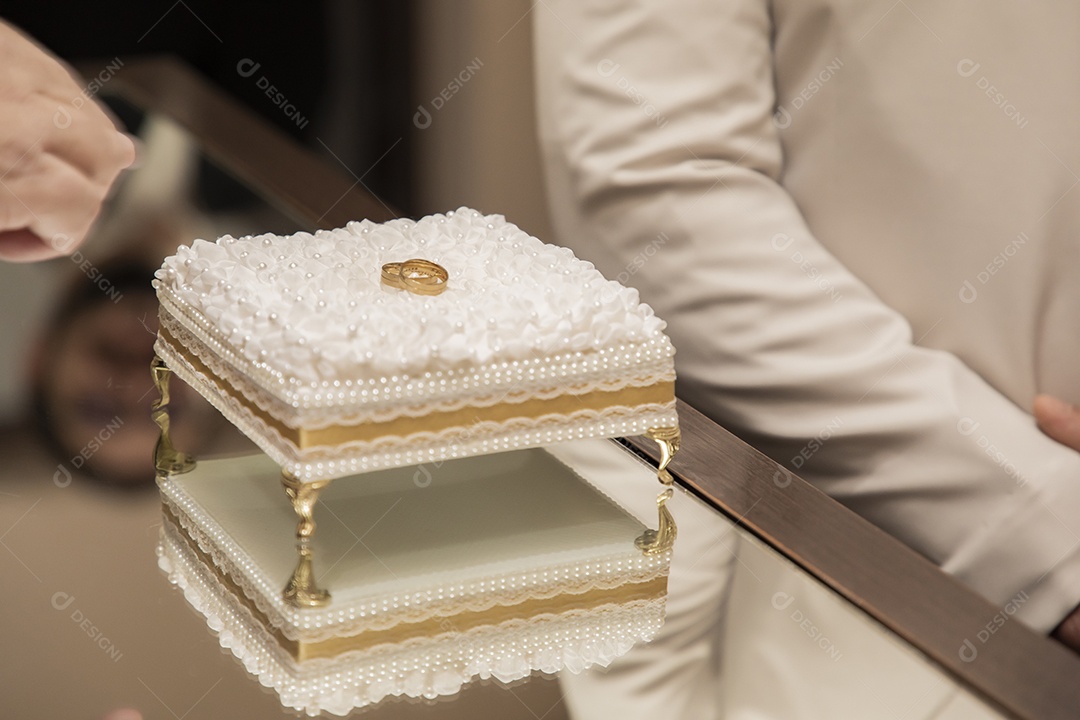 Aliança sobre baú casamento