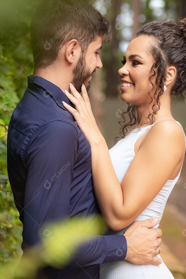 Lindo casal de homem e mulher apaixonado sobre um lindo parque