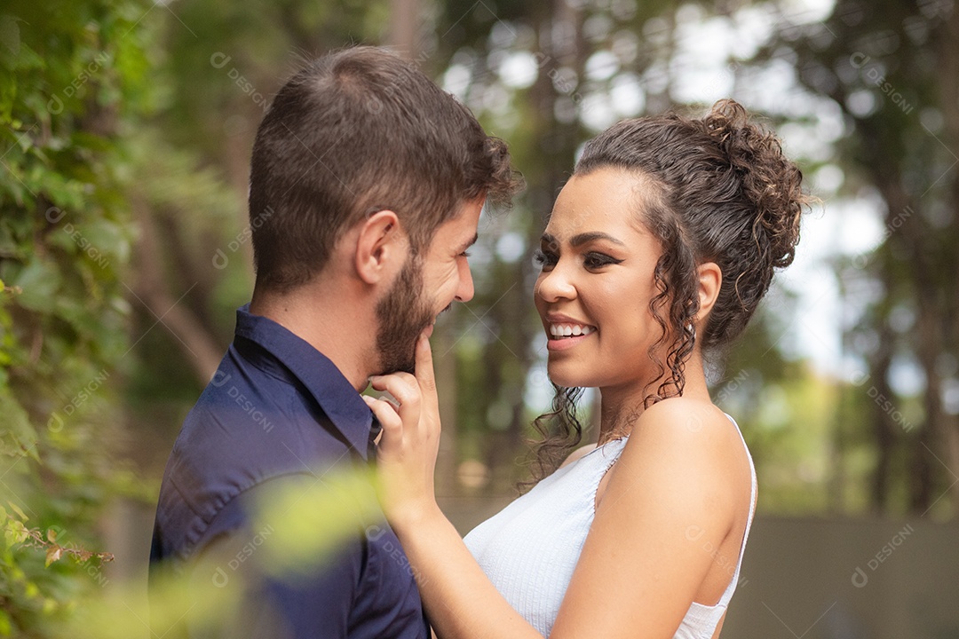 Lindo casal de homem e mulher apaixonado sobre um lindo parque