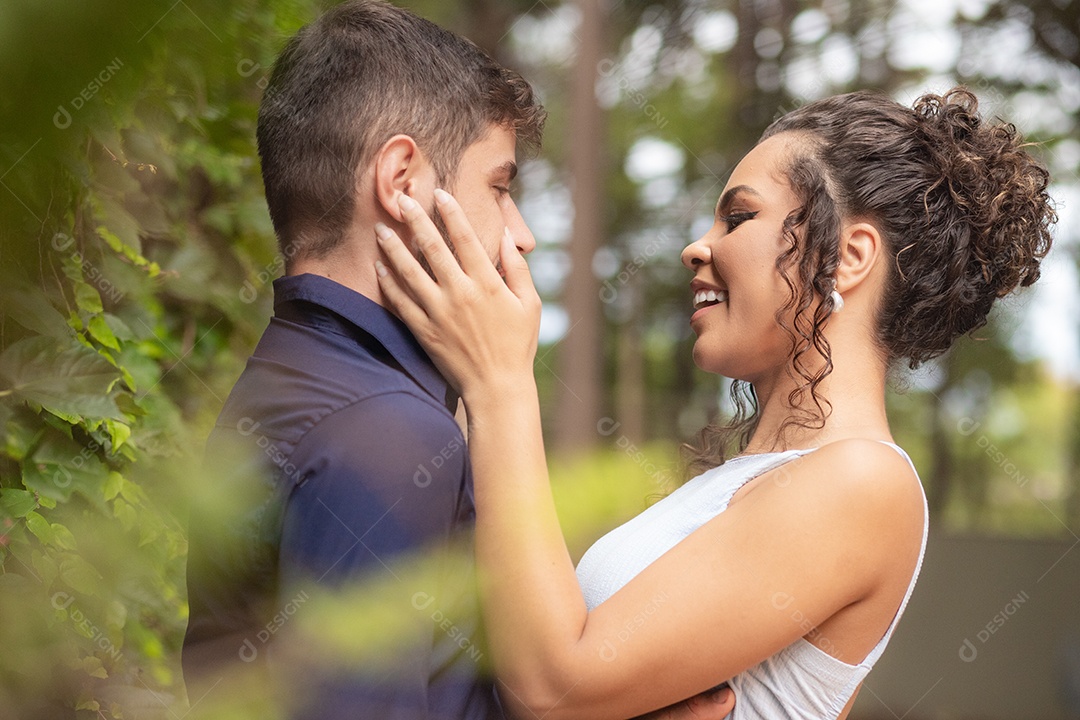 Lindo casal de homem e mulher apaixonado sobre um lindo parque