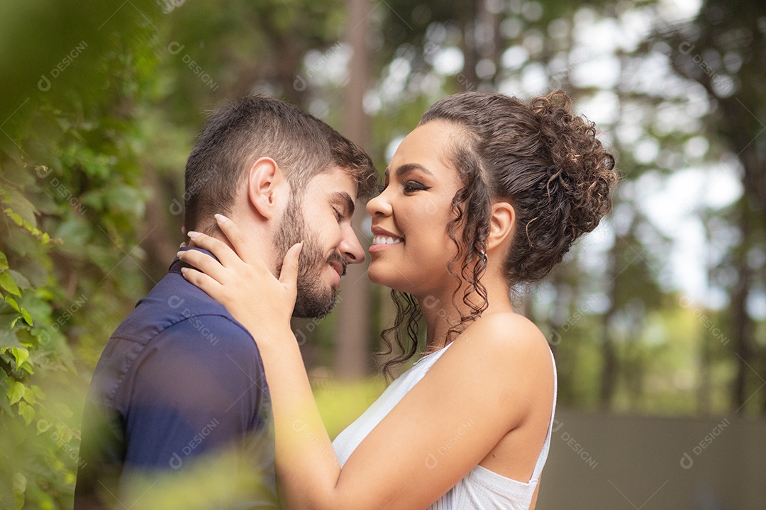 Lindo casal de homem e mulher apaixonado sobre um lindo parque