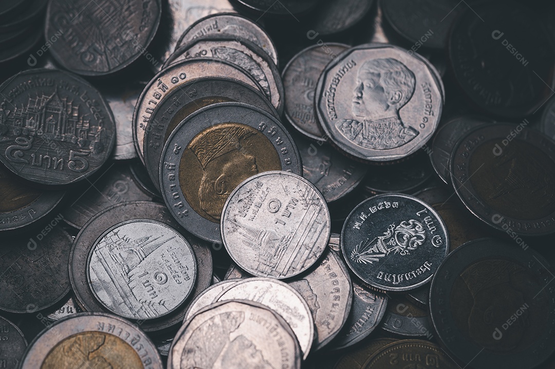 Conceito de investimento e juros de moedas de poupança, novo investimento