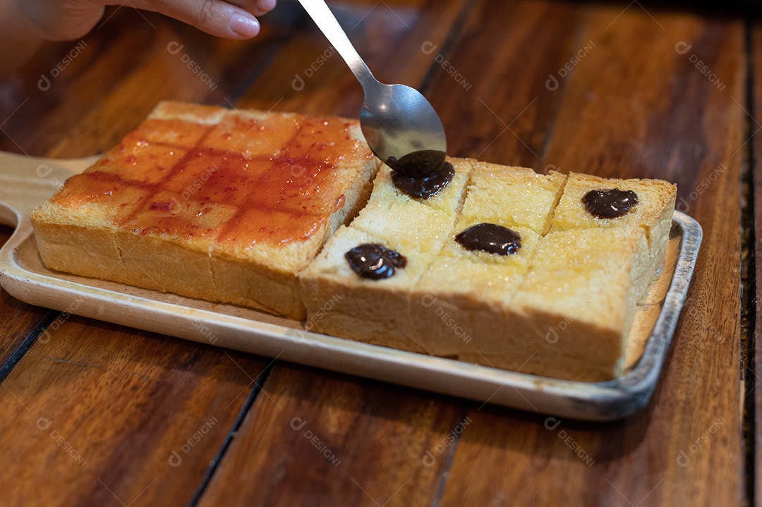 Torrada com geleia e uvas passas