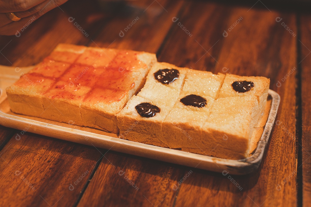 Torrada com geleia e uvas passas