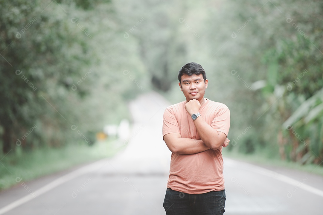 Homem parado em estrada