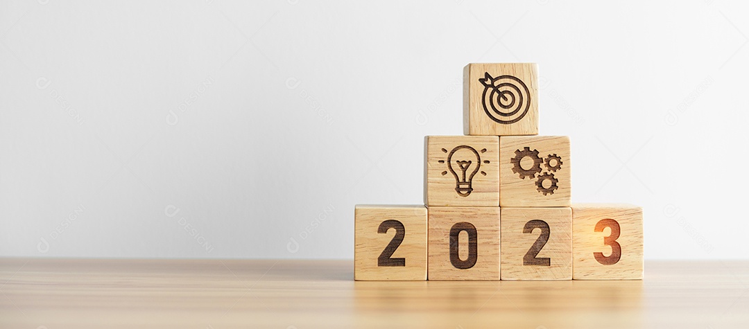 Bloco de madeira 2023 com objetivo de negócios, plano. Estratégia de ação, alvo
