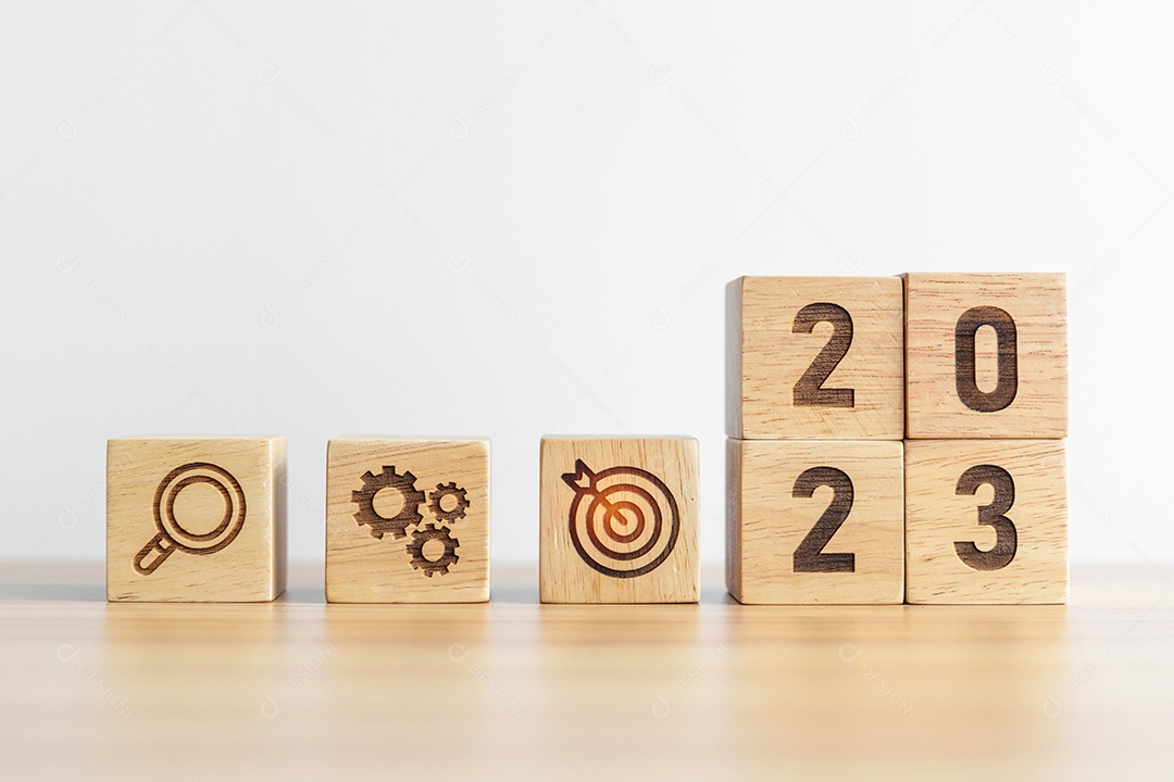 Bloco de madeira 2023 com objetivo de negócios, plano. Estratégia de ação, alvo