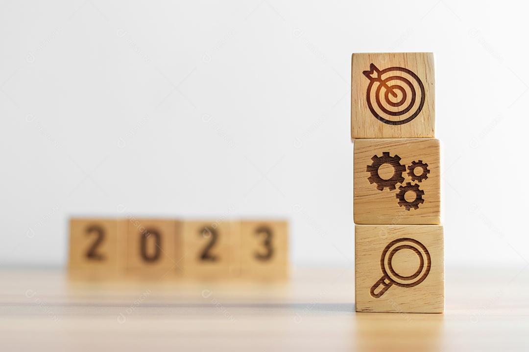 Bloco de madeira 2023 com objetivo de negócios, plano. Estratégia de ação, alvo