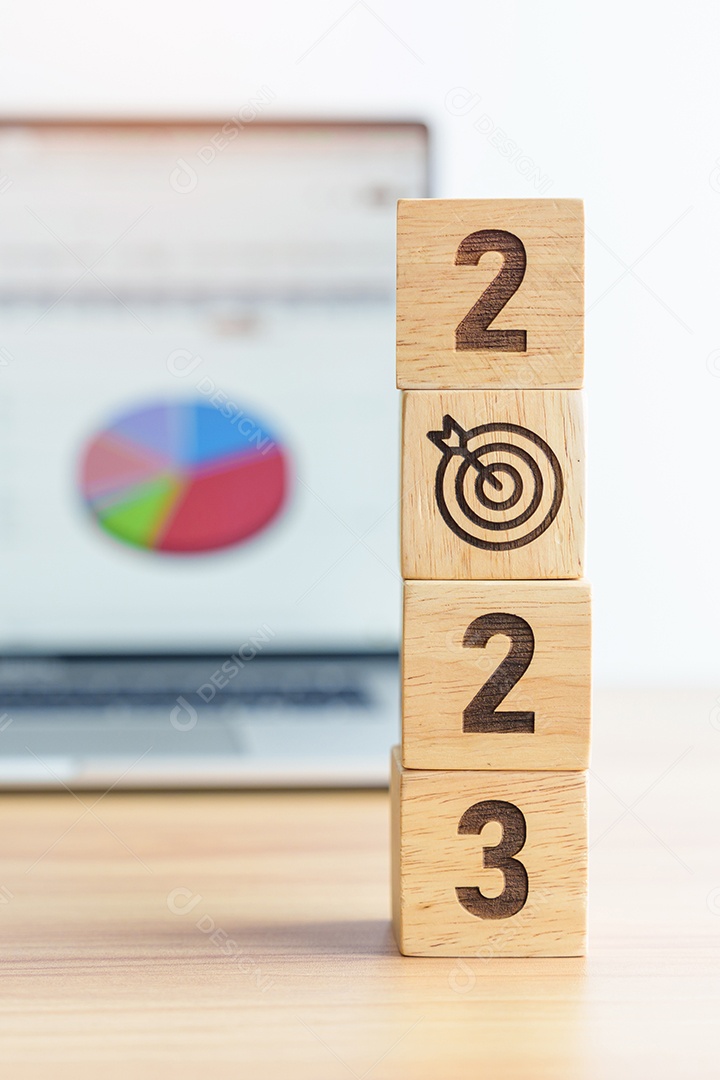 Bloco de 2023 com ícone de lupa contra o fundo do laptop.