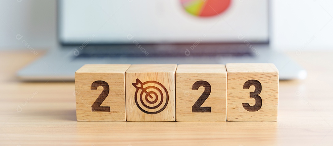 Bloco do ano de 2023 com ícone de alvo de dardos na parte traseira do laptop do computador