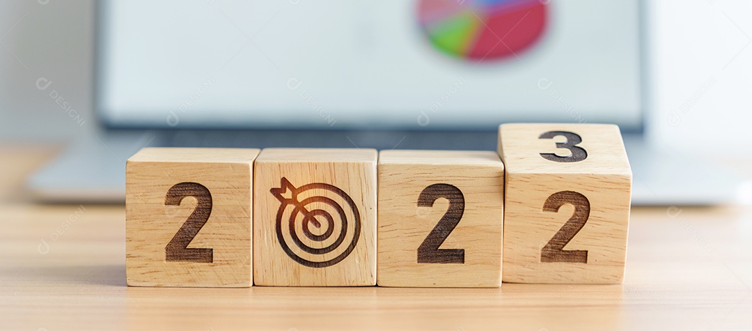 Bloco do ano de 2023 com ícone de alvo de dardos na parte traseira do laptop do computador