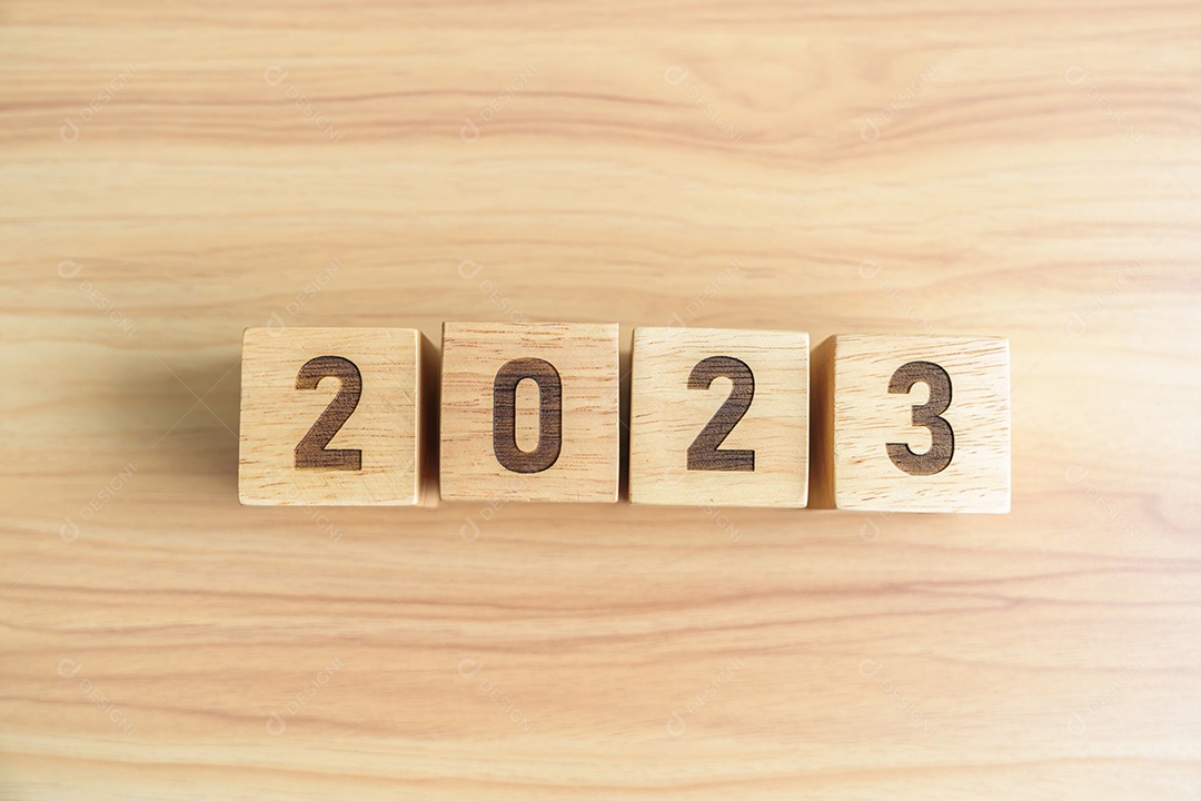 Bloco de 2023 anos no fundo da mesa. meta, Resolução, estratégia,