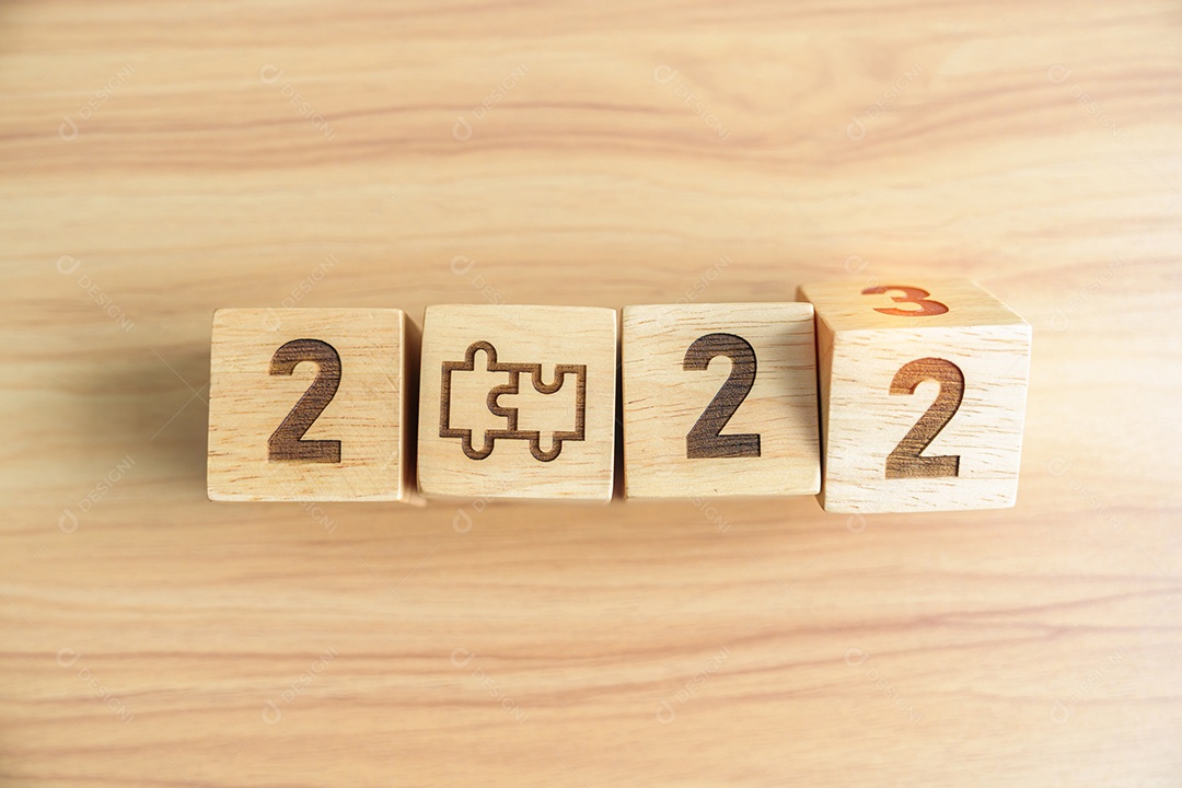 Mude 2022 para 2023 bloco com ícone de quebra-cabeça. Processo de negócios